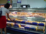 Un consumidor elige pollo en el supermercado